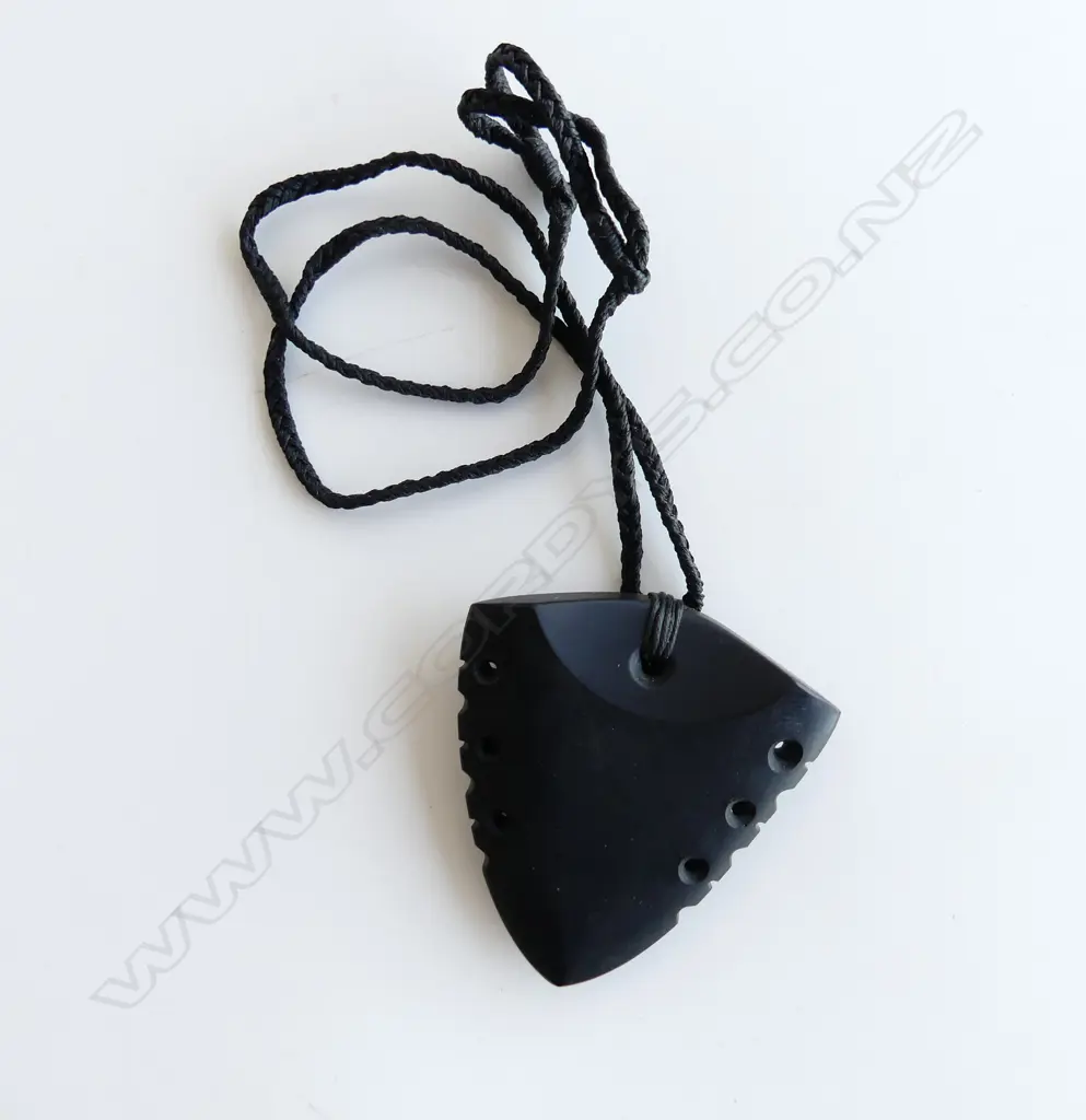 ROSS McCABE carved large pounamu (gem obsidian) rei niho (whale tooth) pendant with certificate 2017. L 80m Image 1++