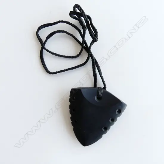 ROSS McCABE carved large pounamu (gem obsidian) rei niho (whale tooth) pendant with certificate 2017. L 80m