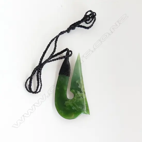 TE KAHA carved pounamu (gem kahurangi) matau (bound fish hook) pendant with certificate 2017. L.90mm