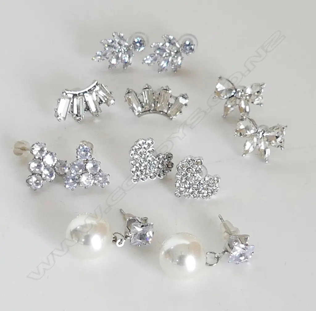 6 PRS SPARKLY SILVER TONE FASHION EARRINGS, STUDS Image 1++