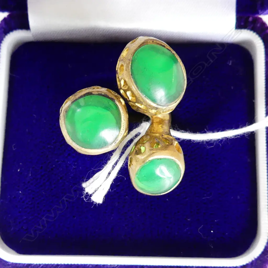 3 PRONGED GOLD TONE RING WITH GREEN STONES Image 1++