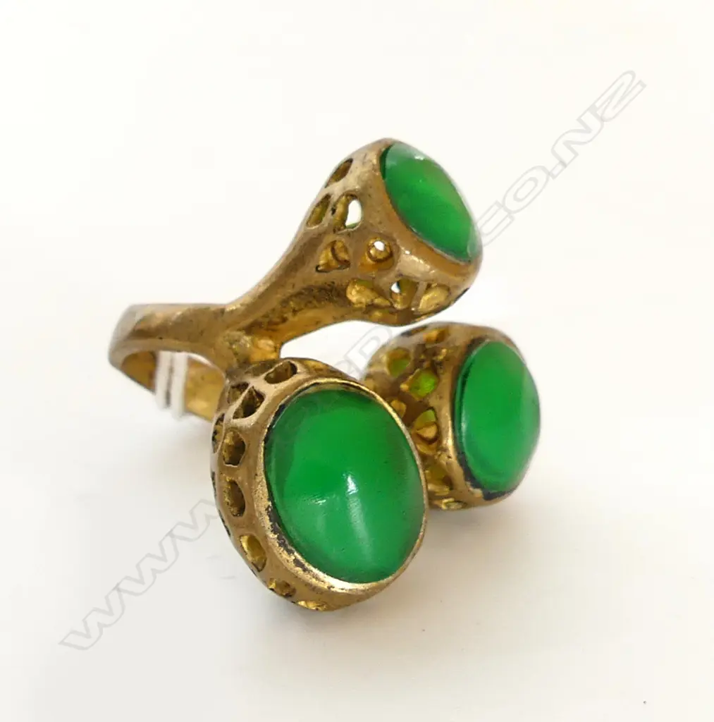 3 PRONGED GOLD TONE RING WITH GREEN STONES Image 1++