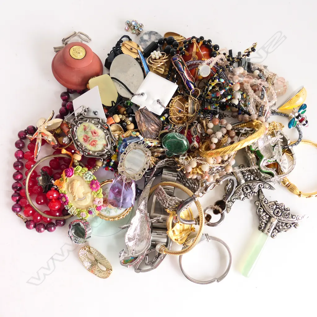 BOX LOT ASST. COSTUME JEWELLERY / WRIST WATCHES ETC Image 1++