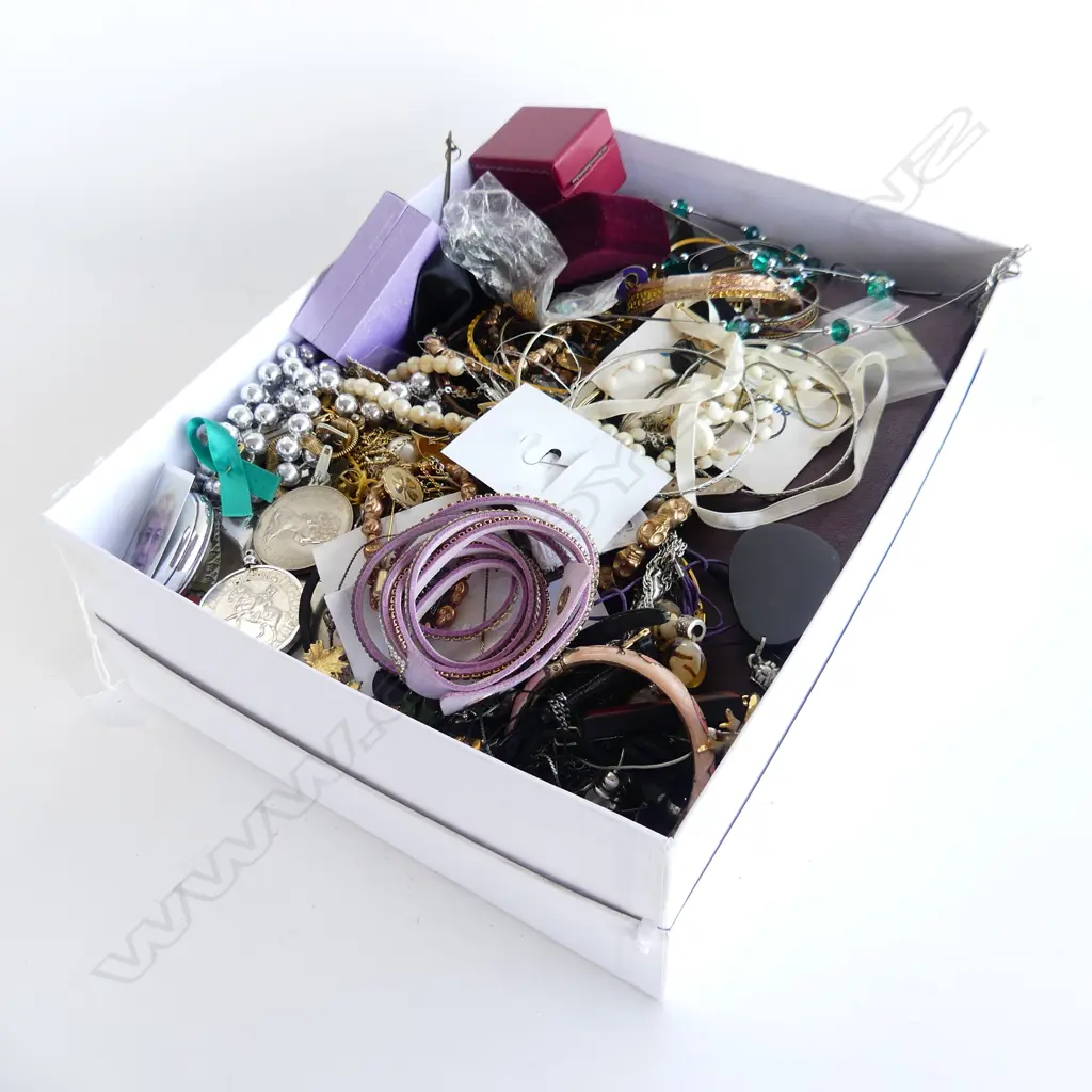 LG BOX ASST. COSTUME JEWELLERY Image 1++