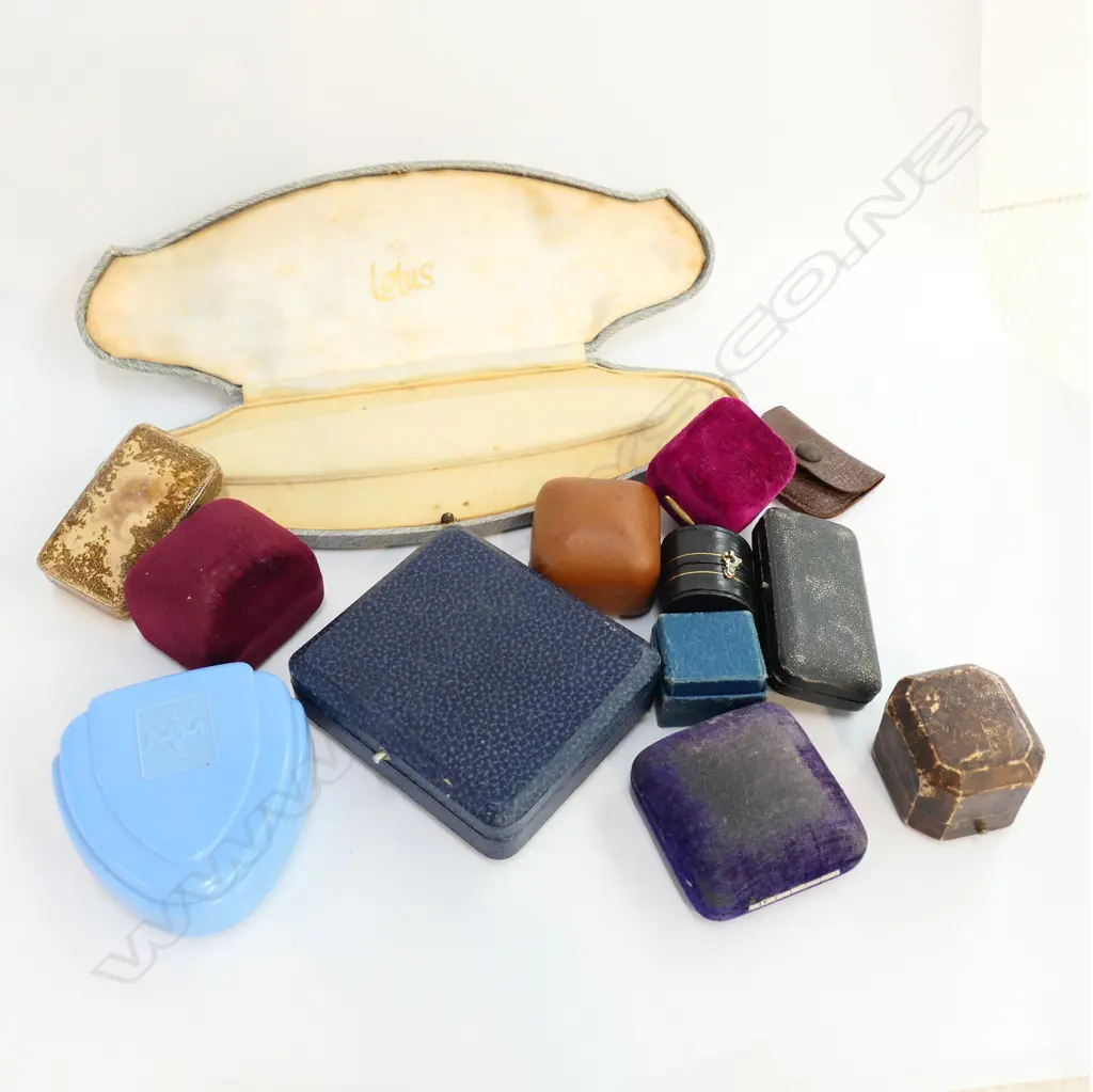  ASSORTED ESTATE RING & JEWELLERY CASES Image 1++