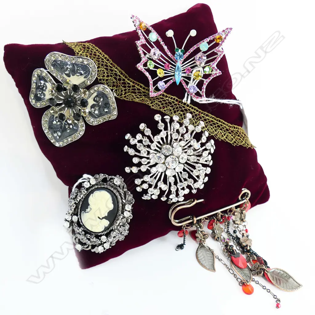 5 costume jewellery brooches Image 1++