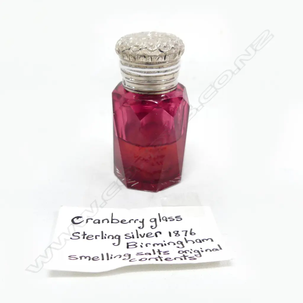 CRANBERRY GLASS S/SILVER TOPPED SMELLING SALTS BOTTLE H70MM Image 1++
