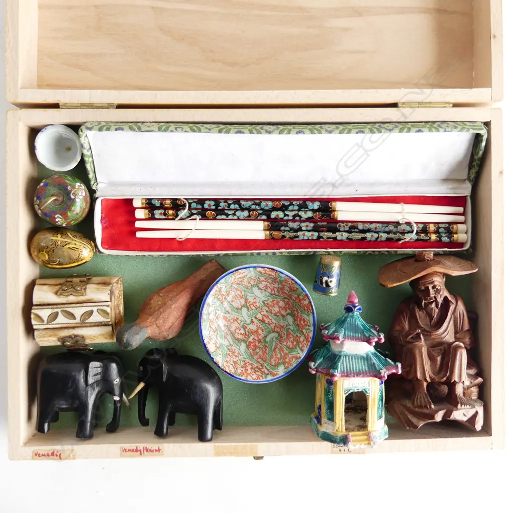 SMALL WOODEN BOX W290MM & CONTENTS OF 12 ORIENTAL COLLECTABLES Image 1++