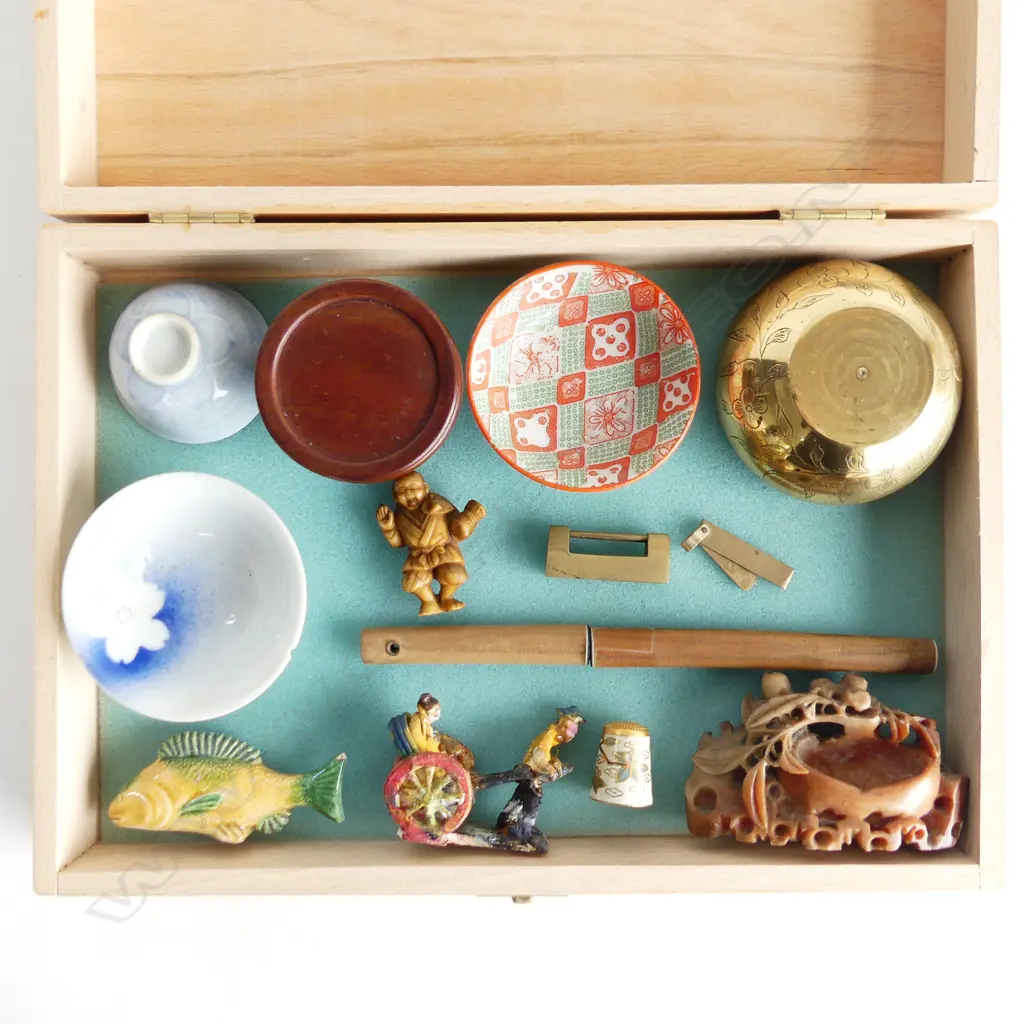 SMALL WOODEN BOX W290MM & CONTENTS OF 12 ORIENTAL COLLECTABLES Image 1++