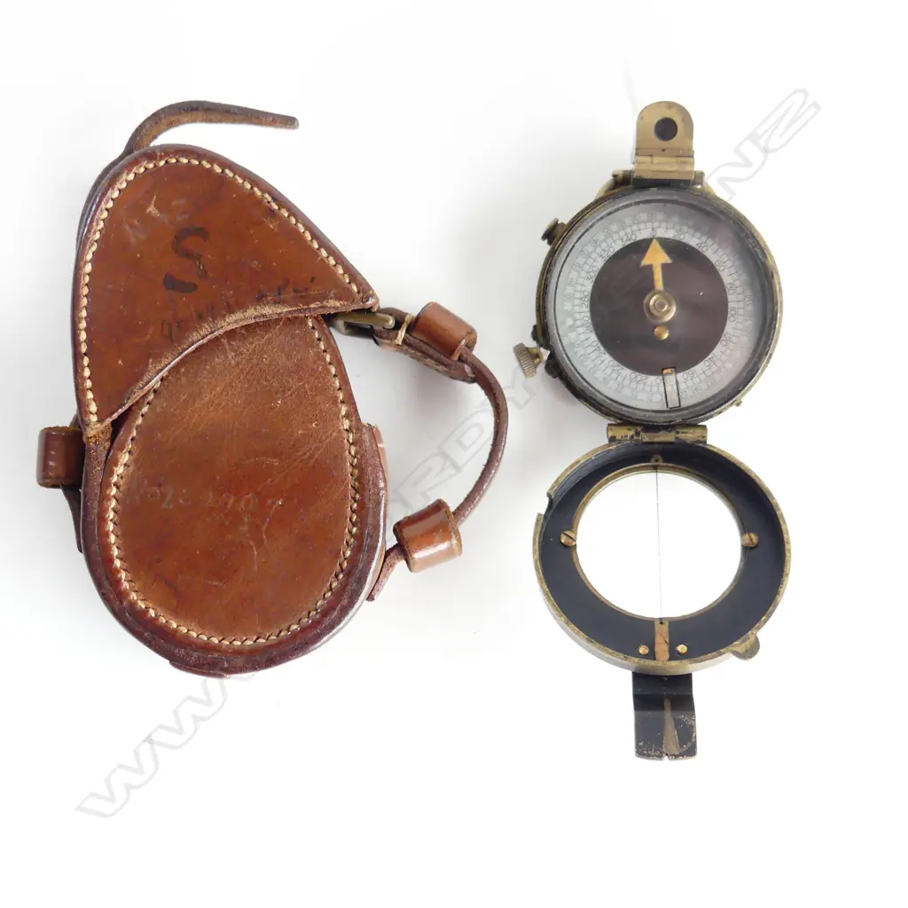 WWI MARCHING COMPASS IN ORIG. LEATHER CASE Image 1++