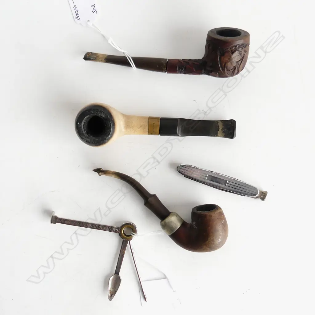 3 VINTAGE PIPES & 2 PIPE TOOLS, 1 PIPE CARVED WOOD Image 1++