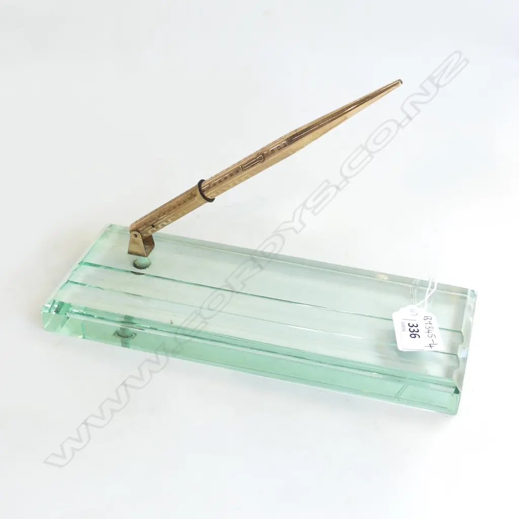 DECO WAHI GOLD PLATE FOUNTAIN PEN ON GLASS DESK STAND (pen needs new bladder) Image 1++