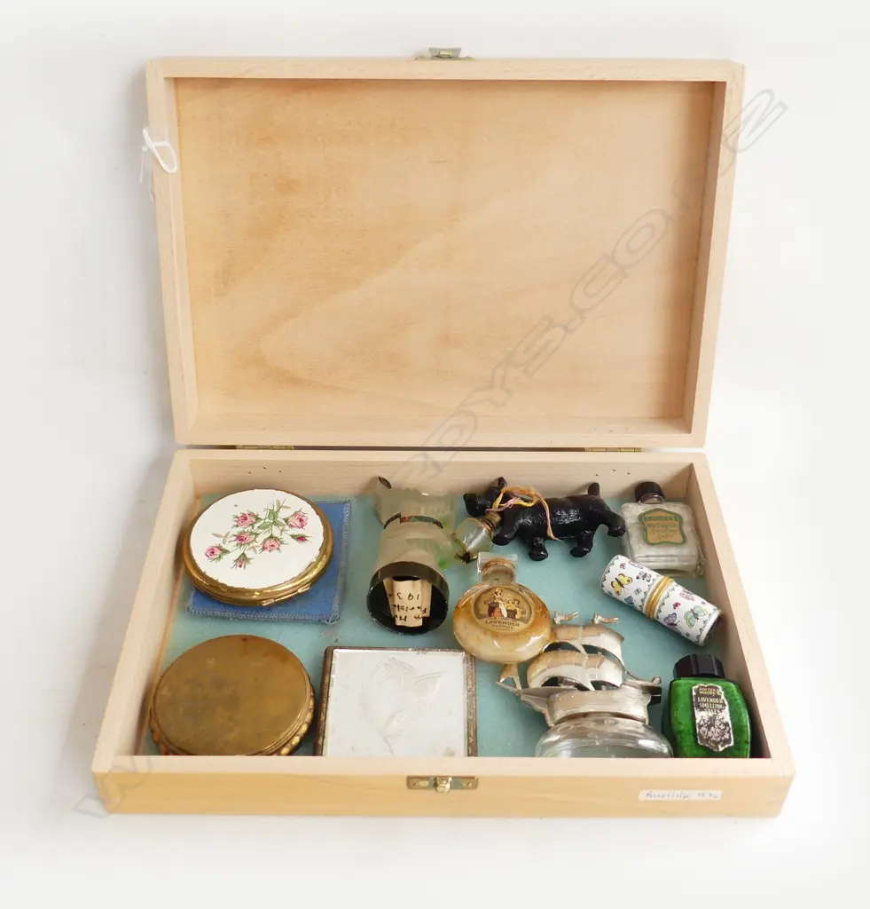 SMALL WOODEN BOX W290MM & CONTENTS VINTAGE BOTTLES & CONTENTS Image 1++
