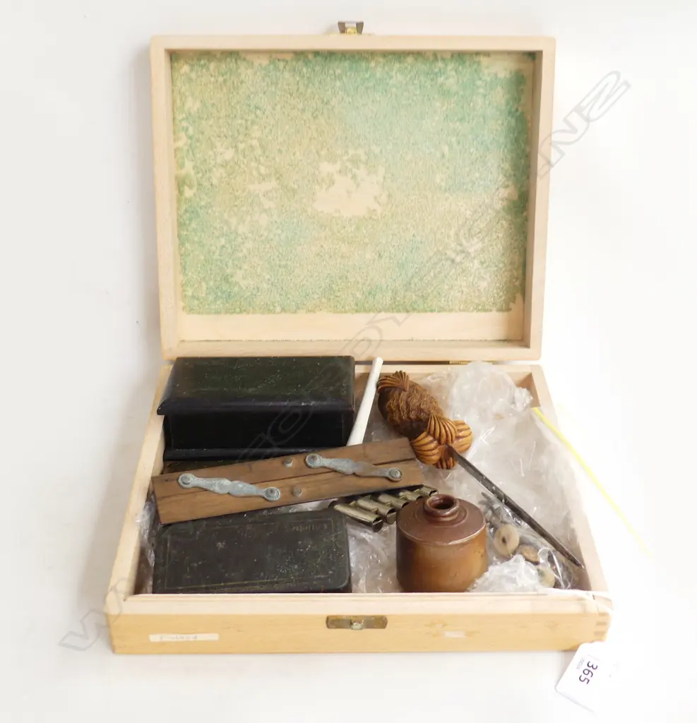 SMALL WOODEN BOX W290MM & CONTENTS 10 VINTAGE COLLECTABLES Image 1++