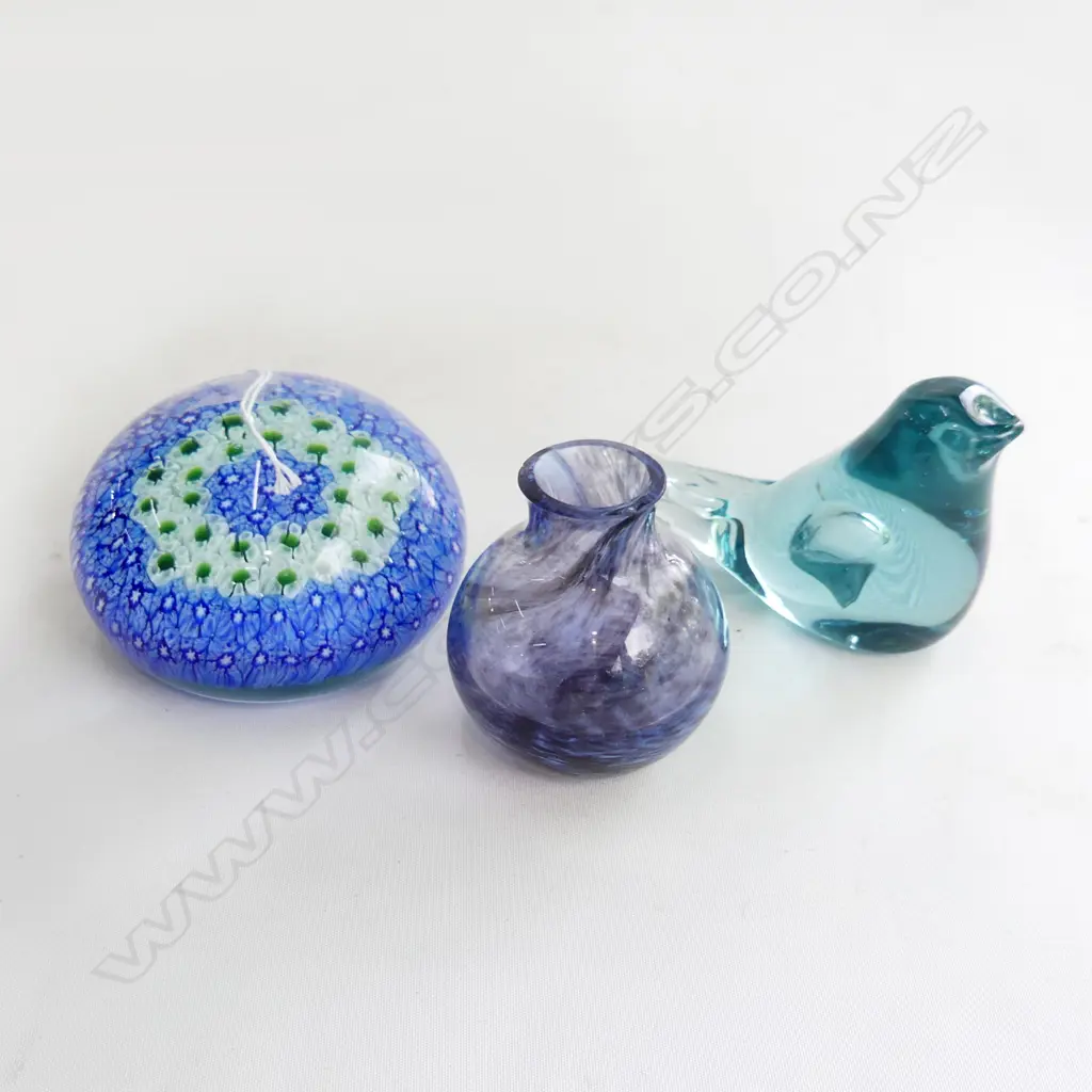 3 PCES ART GLASS: BIRD, VASE, PAPERWEIGHT 95mm dia Image 1++