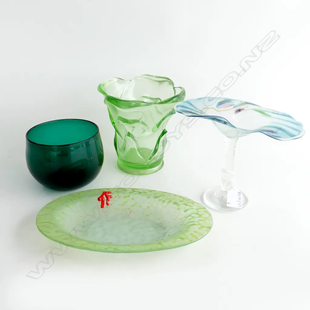 4 PCES ART GLASS; 2 GREEN BOWLS, COMPORT, VASE H.150mm Image 1++