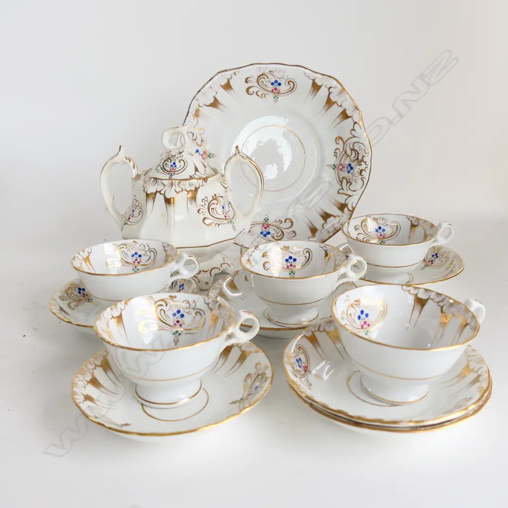 ENG CHINA TEACUPS WITH GOLD DETAIL, 5 CUPS, 6 SAUCERS,1 PLATE & LIDDED CONTAINER Image 1++