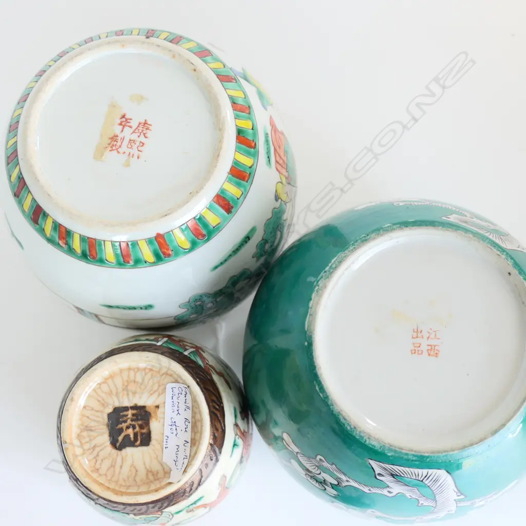 3 ORIENTAL GINGER JARS, 1 GREEN, 1 FIGURATIVE (LID DAMAGED), 1 WITH WARRIORS (NO LID) Image 1++