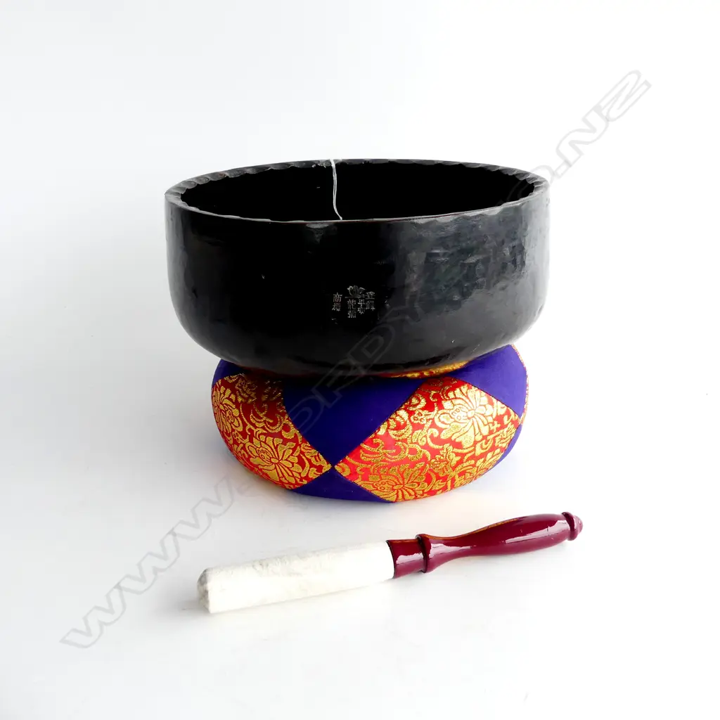 OLD HANDMADE BRONZE JAPANESE BUDDHIST SINGING BOWL Dia.250mm on cushion Image 1++