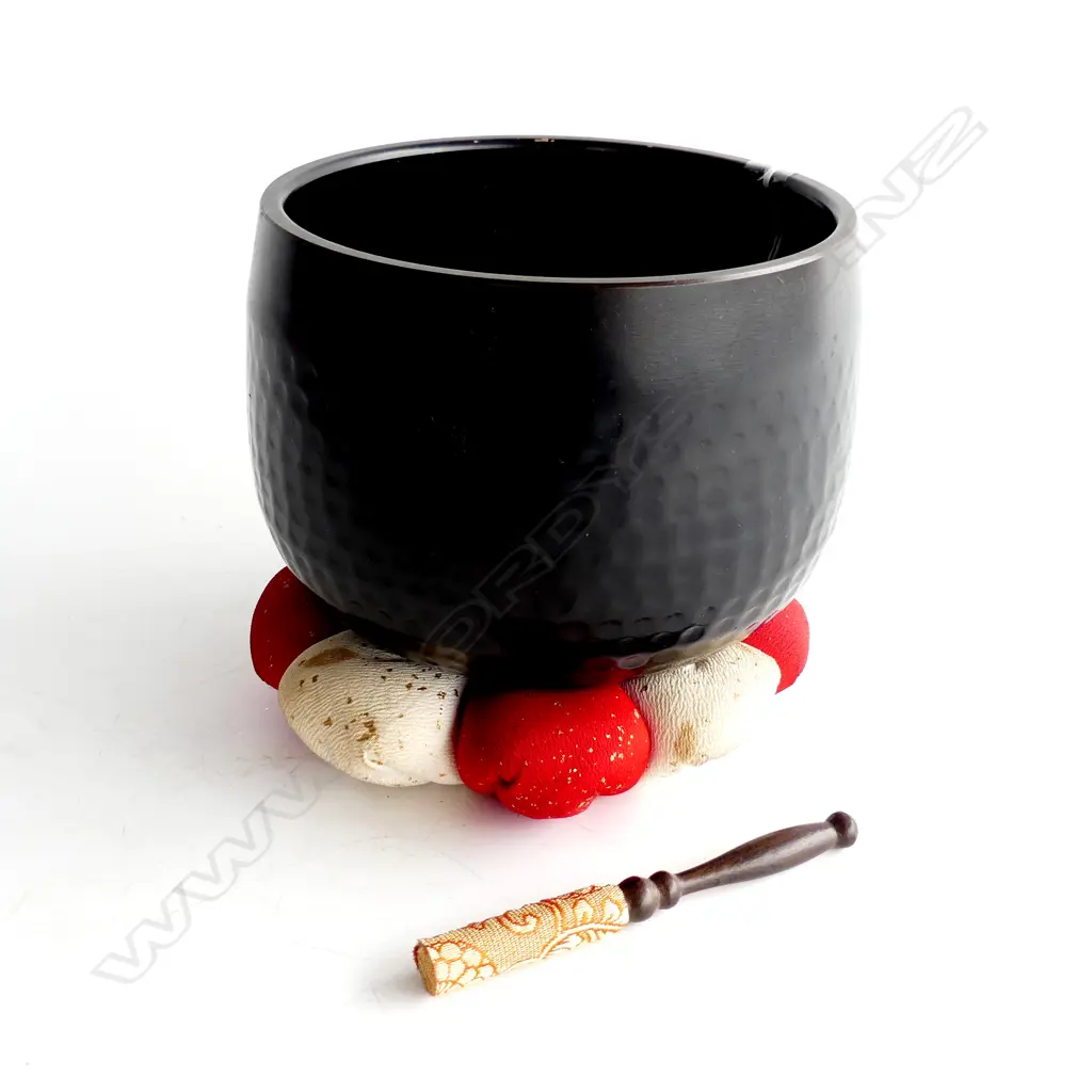 OLD HANDMADE BRONZE JAPANESE BUDDHIST SINGING BOWL Dia.160mm on cushion Image 1++