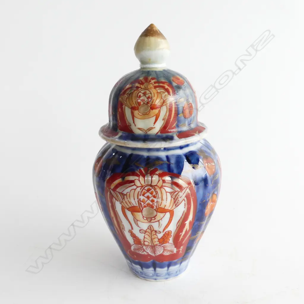19THC JAPANESE IMARI LIDDED JAR (repair to finial) H.190mm Image 1++