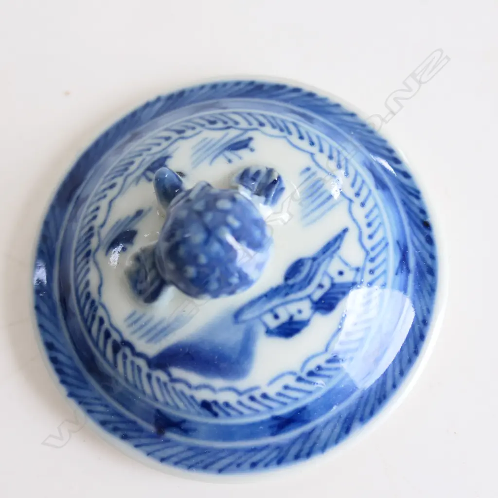 A late 18th Chinese blue and white export porcelain syllabub custard cup and cover Image 1++