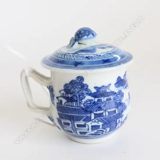 A late 18th Chinese blue and white export porcelain syllabub custard cup and cover