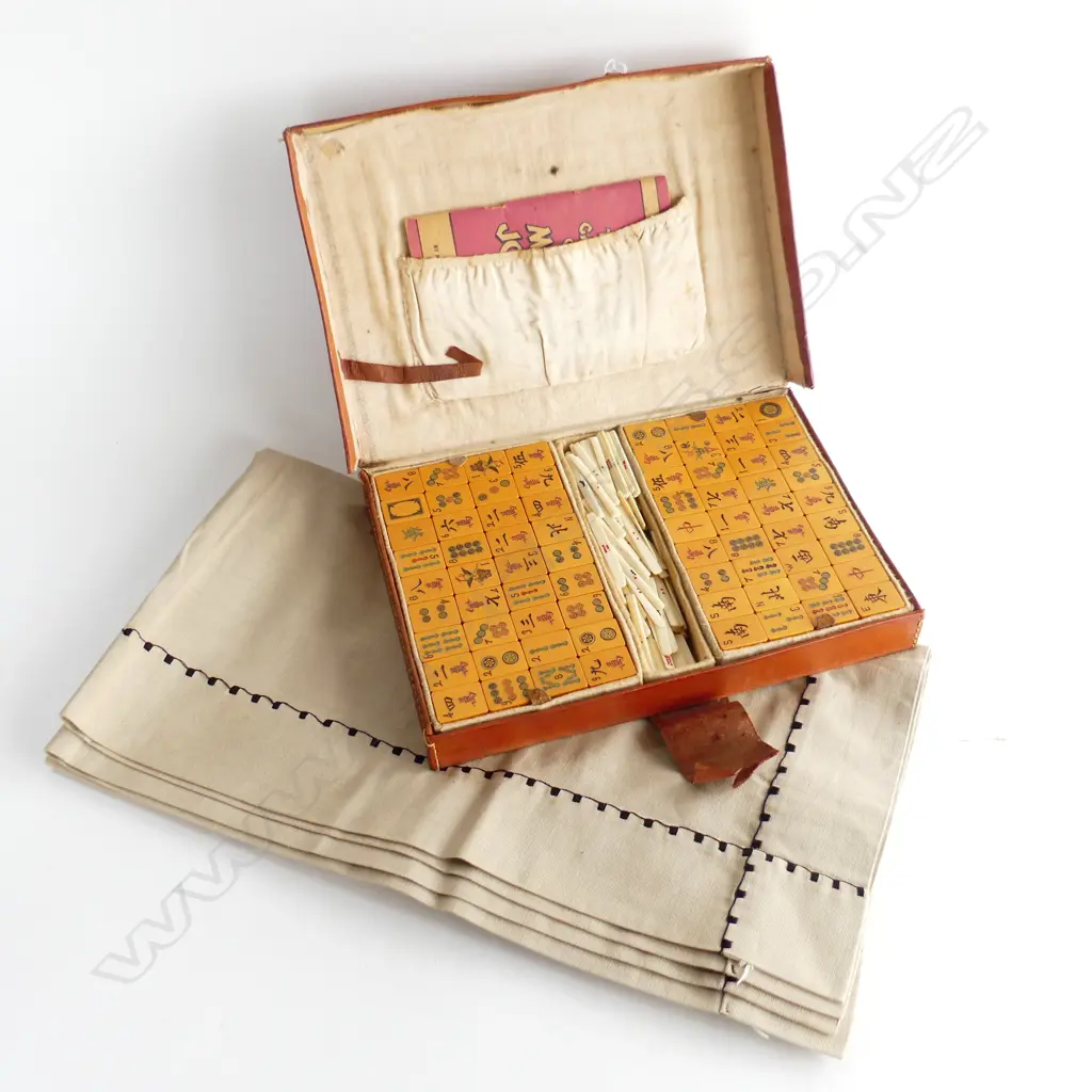 VINTAGE CASED MAH JONG SET + 8 WOODEN TILE STANDS & TABLE CLOTH Image 1++