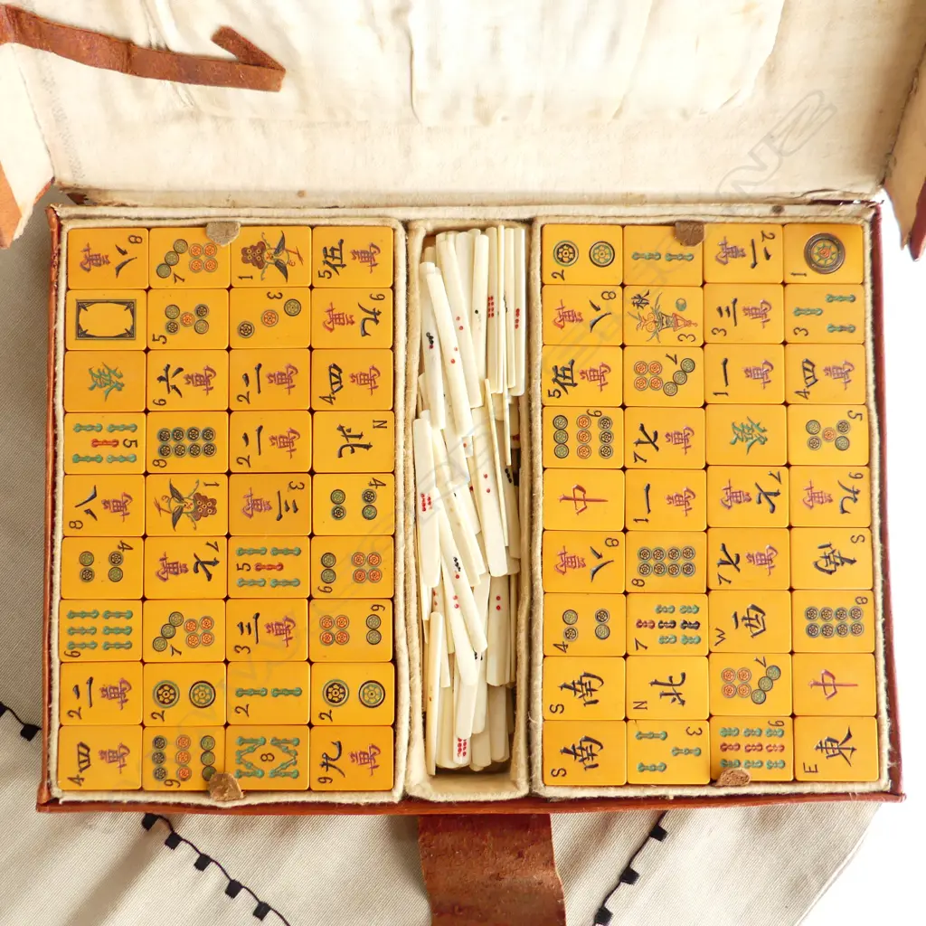VINTAGE CASED MAH JONG SET + 8 WOODEN TILE STANDS & TABLE CLOTH Image 1++