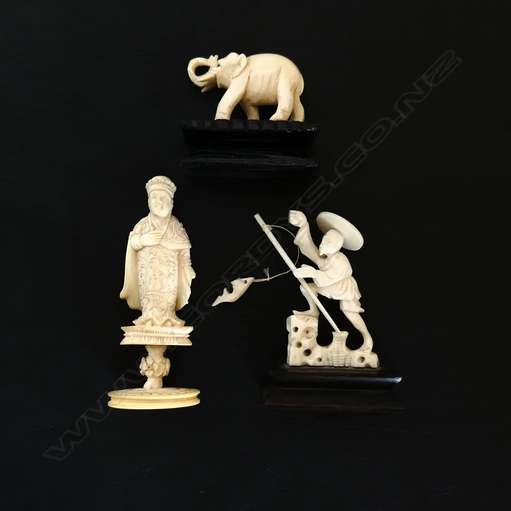 3 SMALL CARVED ITEMS CHINESE IVORY FIGURE BONE CARVED ELEPHANT AND BONE FISHERMAN  Image 1++