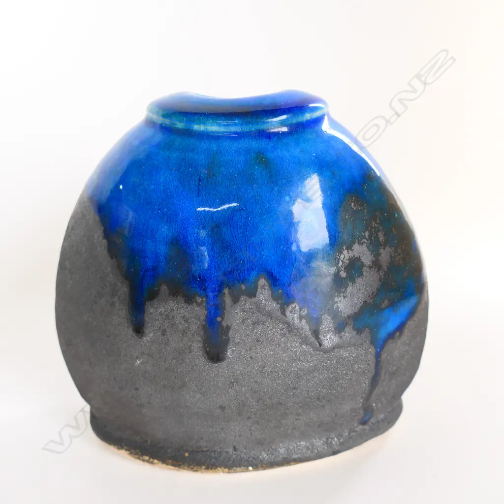 TOBY STAFFORD NZ STUDIO POTTERY OVOID VASE BLACK & BLUE H.145mm Image 1++