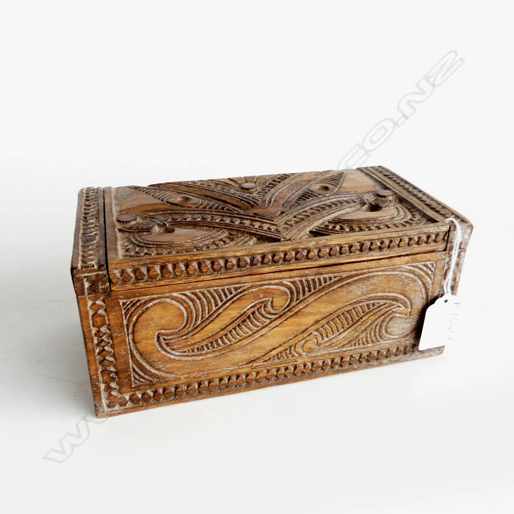 CARVED WOODEN MAORI BOX W.205mm Image 1++