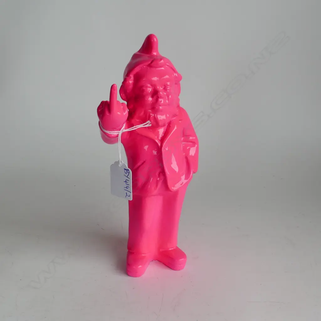 PINK RESIN GNOME PULLING THE FINGER H.240mm Image 1++