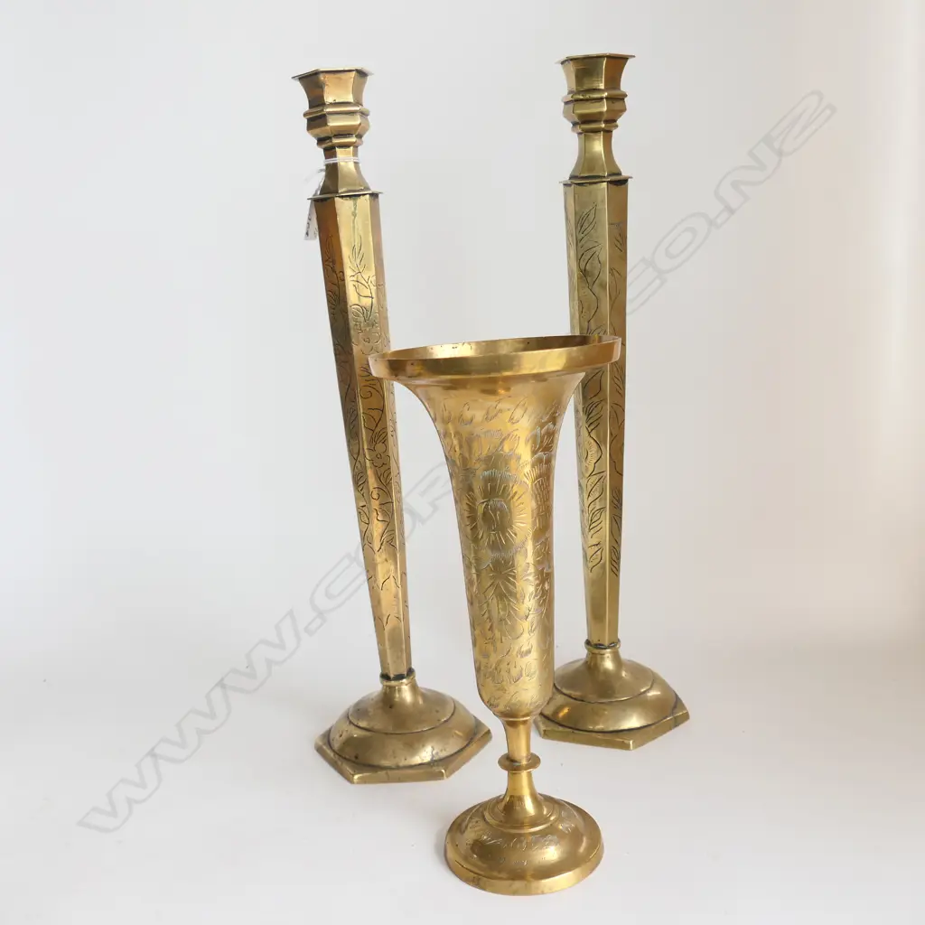 PR TALL ENGRAVED BRASS CANDLESTICKS 460mm & BRASS VASE 300mm Image 1++