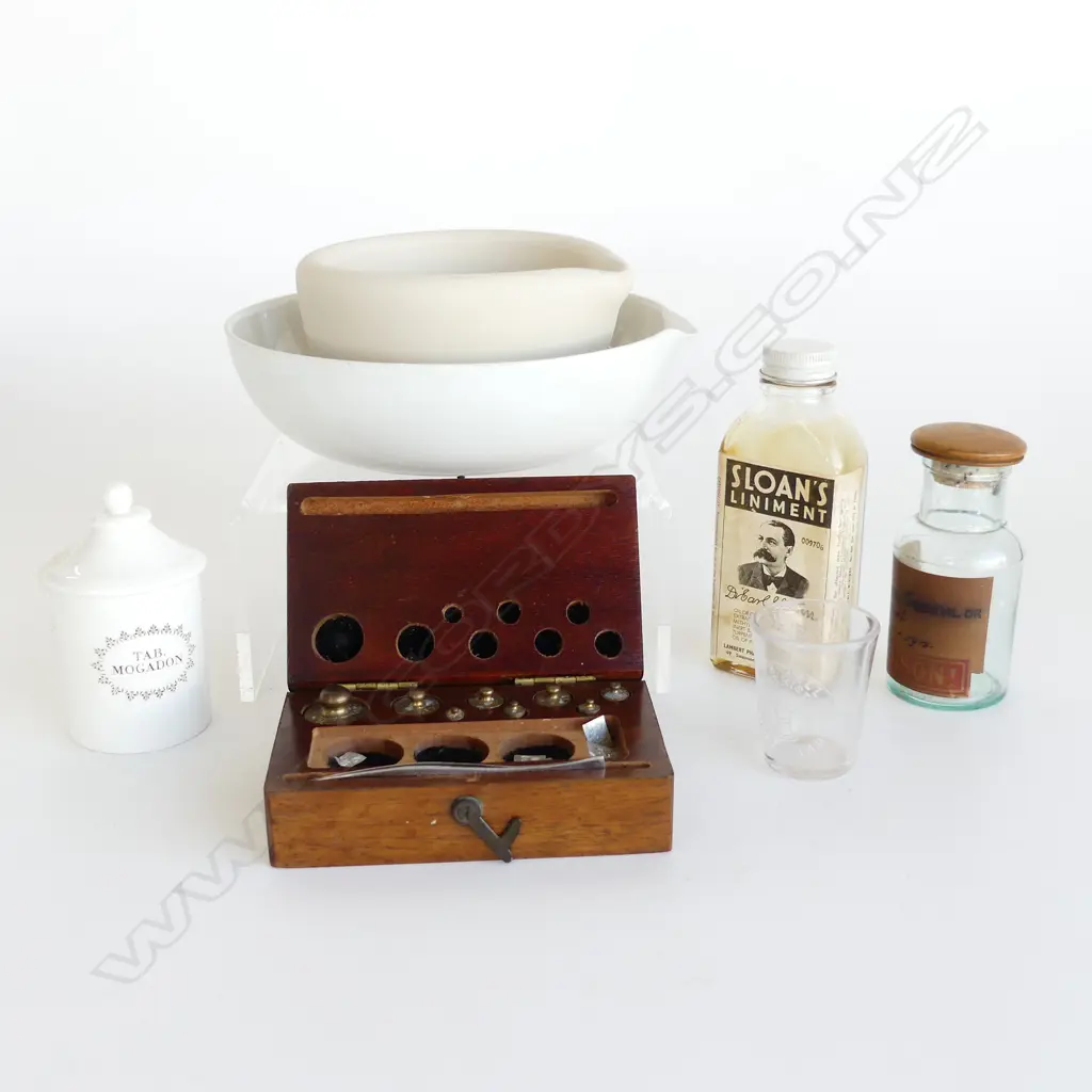 COLLECTION OF VINTAGE PHARMACY ITEMS & SET OF SMALL BOXED WEIGHTS Image 1++
