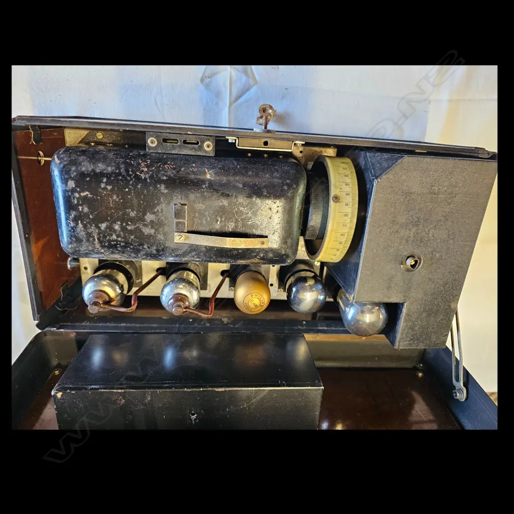 VINTAGE 1928  PHILIPS 2510 RADIO - Metal and Bakelite case Image 1++