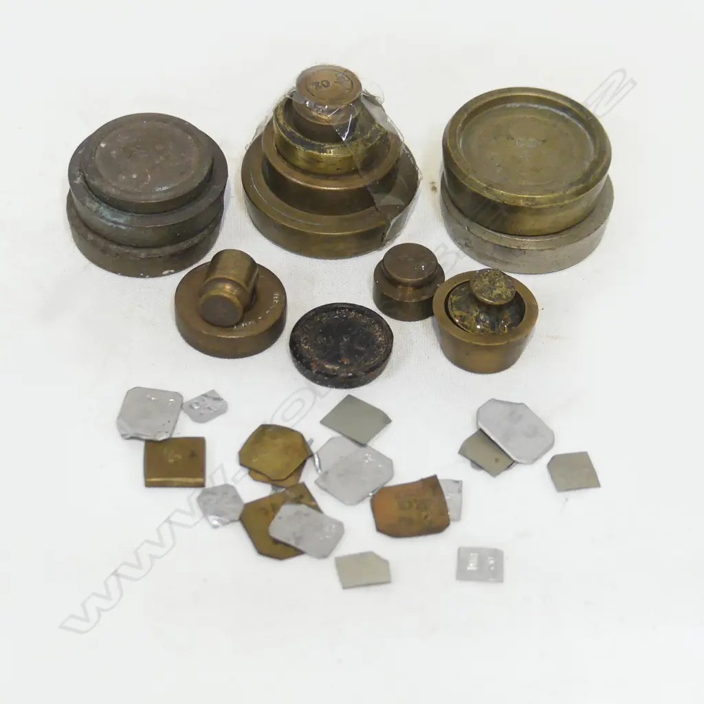 BOX ASST. BRASS WEIGHTS + GRAM WEIGHTS Image 1++