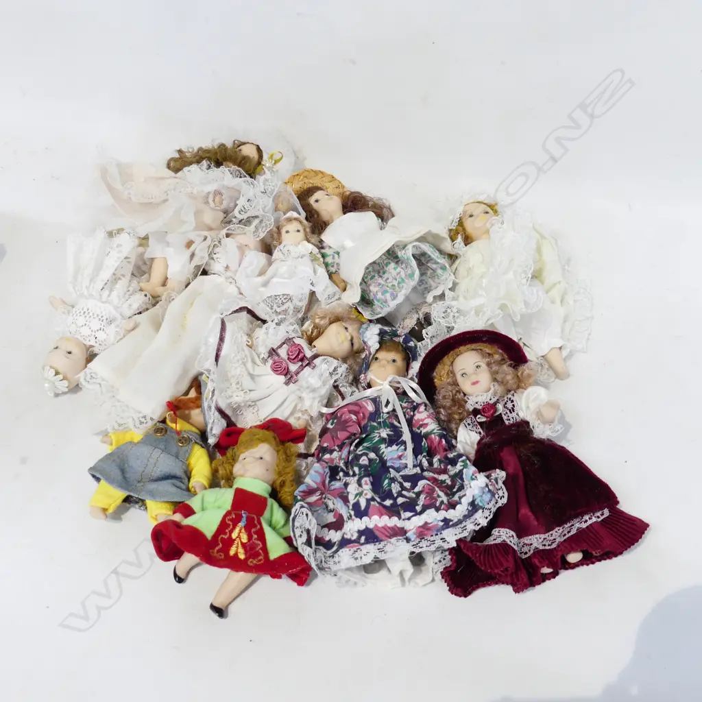 11 MINATURE DOLLS OF VARIOUS TYPES. Image 1++