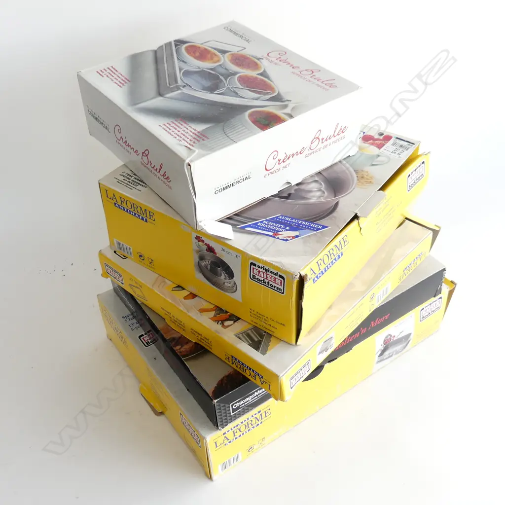 5 ASST QUALITY BOXED BAKEWARE TINS, NEW IN BOXES. 3 LA FORME, 2 CHICAGO METALLIC Image 1++