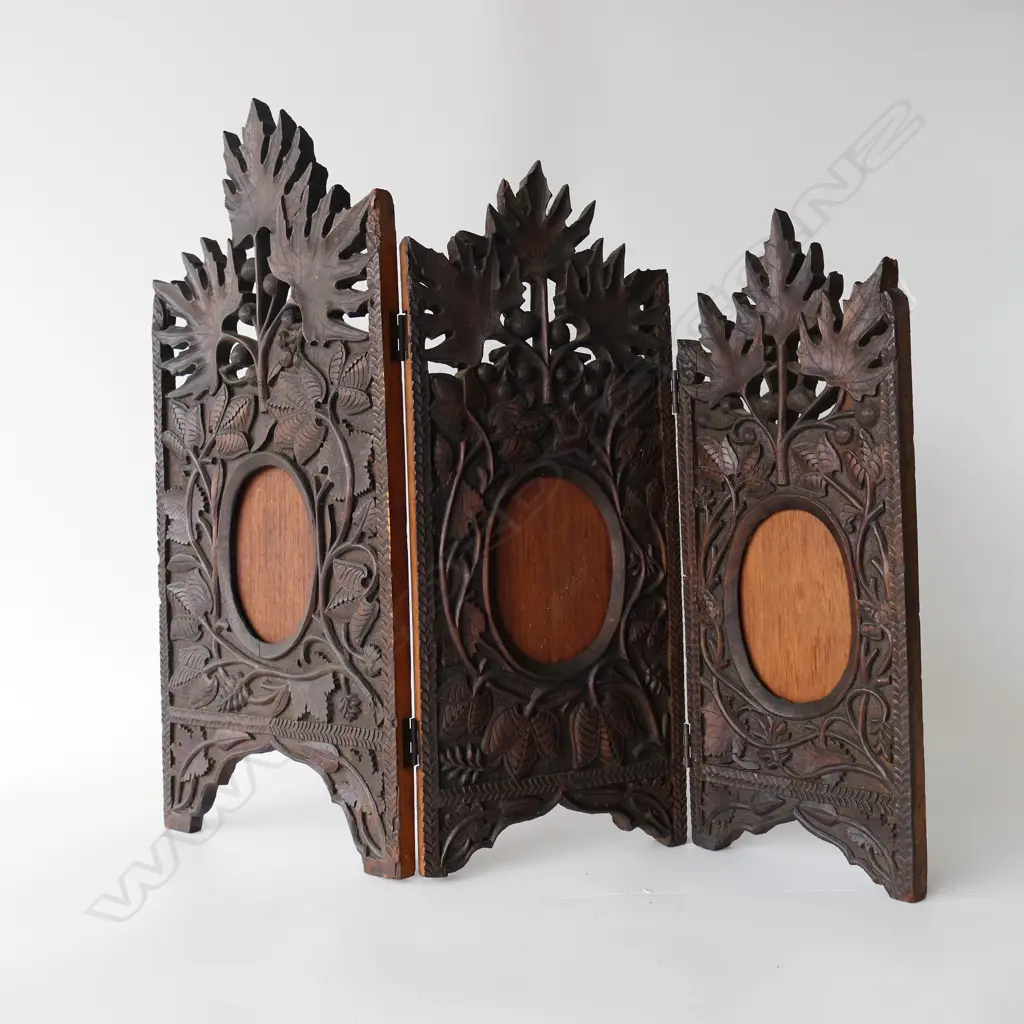 3-PANEL CARVED HARDWOOD FOLDING PHOTO FRAME, 650 x 585mm Image 1++