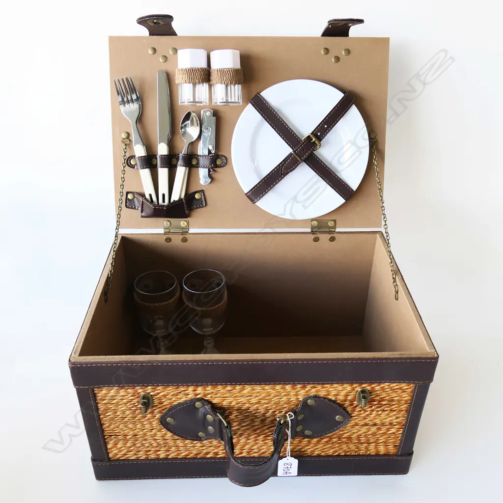 PICNIC HAMPER - PLASTIC GLASSES, PLATES, CUTLERY H. 220mm  W.400mm Image 1++