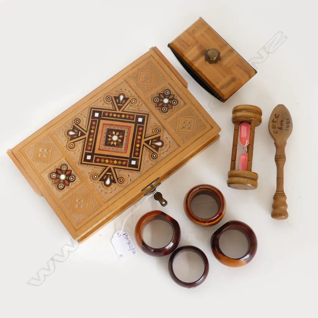 8 ASST. WOODEN TREEN PCES; INLAID BOX W.235mm, 4 NAPKIN RINGS, BLOTTER, SPOON, HOUR GLASS Image 1++