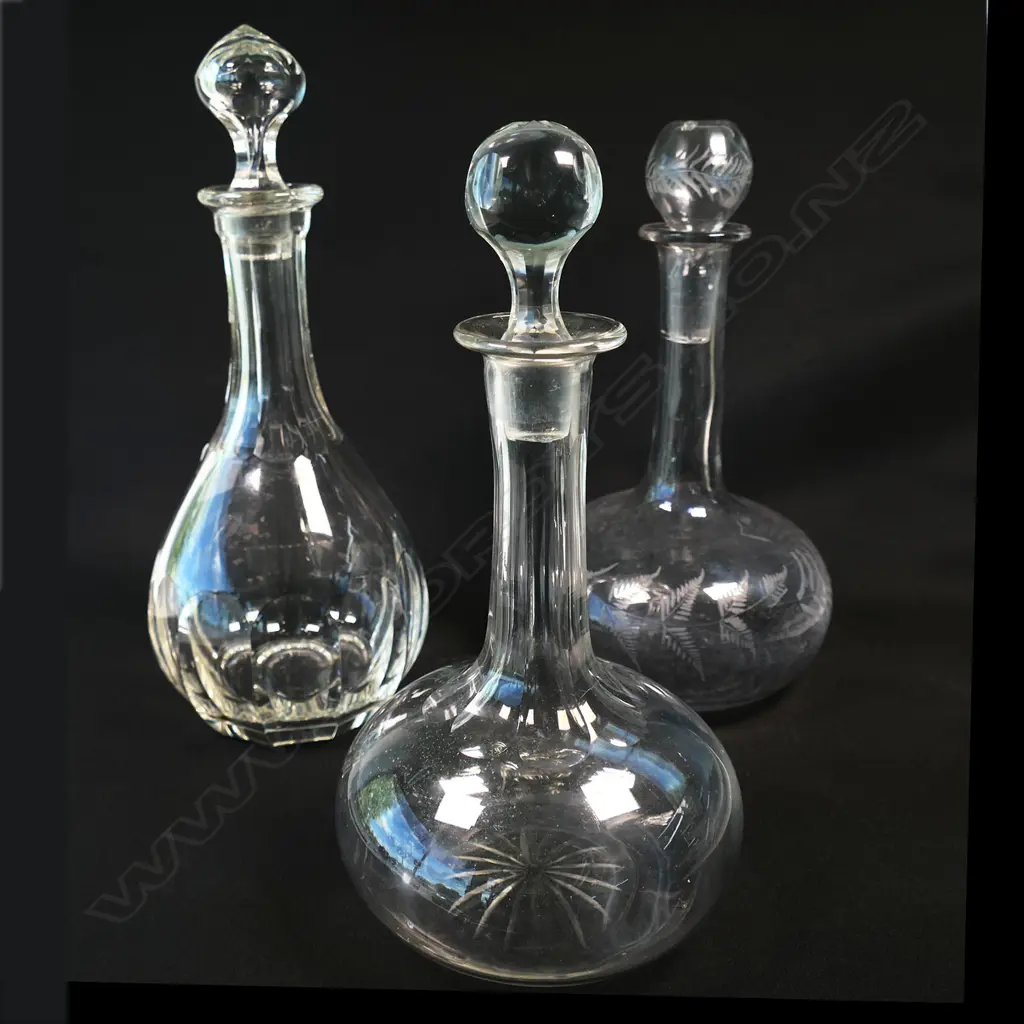 3 DECANTERS, 1 CRYSTAL 2 GLASS, 1 CRACKED Image 1++
