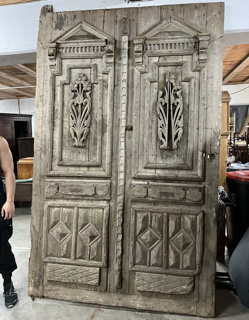 LGE EUROPEAN RUSTIC COUNTRY HOUSE DOOR looks like a pr but is 1 door H.2750mm. W.1750mm. Image 1++