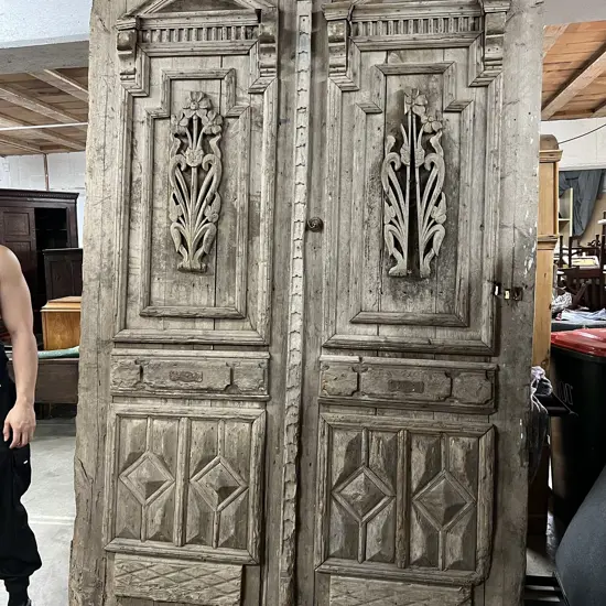LGE EUROPEAN RUSTIC COUNTRY HOUSE DOOR looks like a pr but is 1 door H.2750mm. W.1750mm.