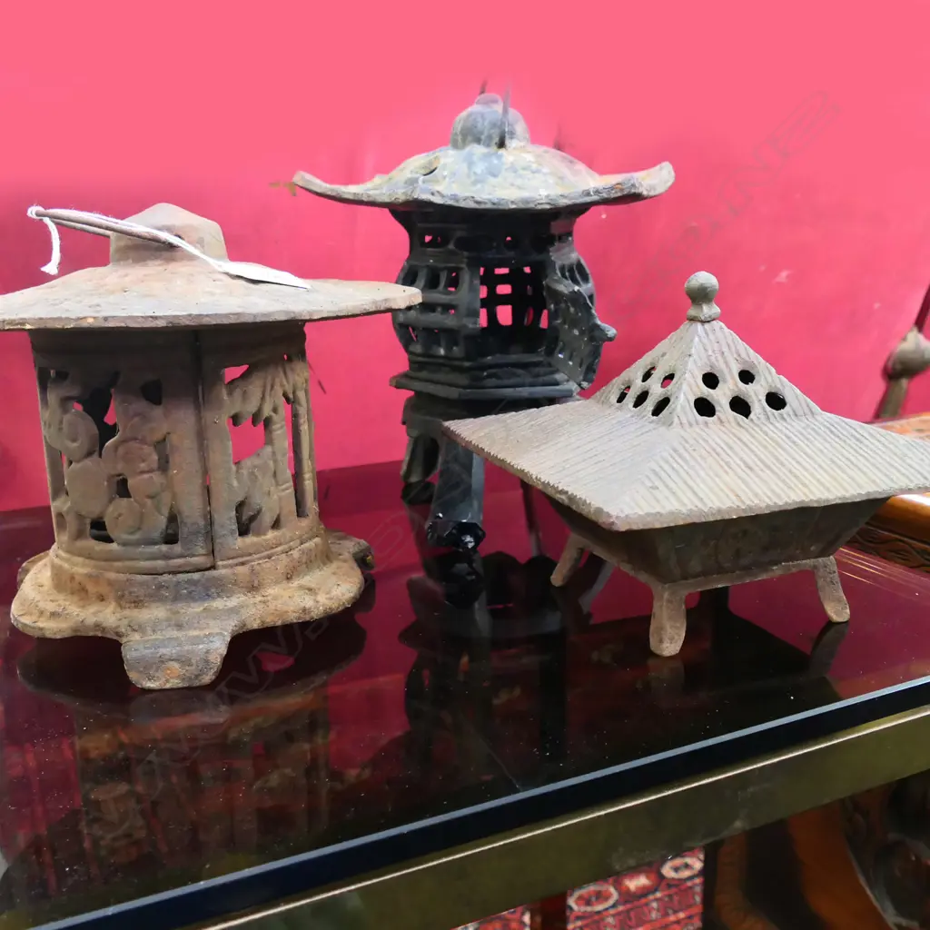 3 CAST IRON GARDEN PAGODA CANDLE HOLDERS H.240mm Image 1++