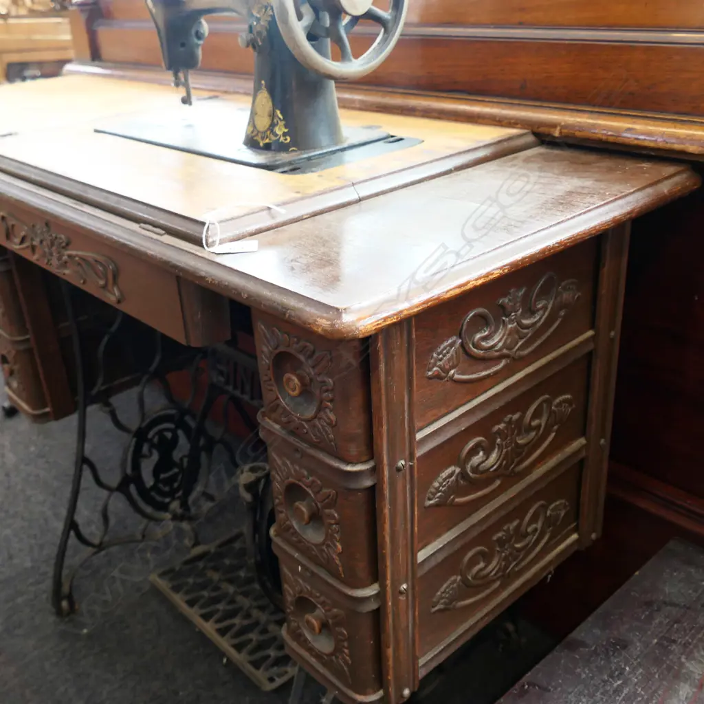 VINTAGE OAK SINGER TREADLE SEWING MACHINE (AF) Image 1++