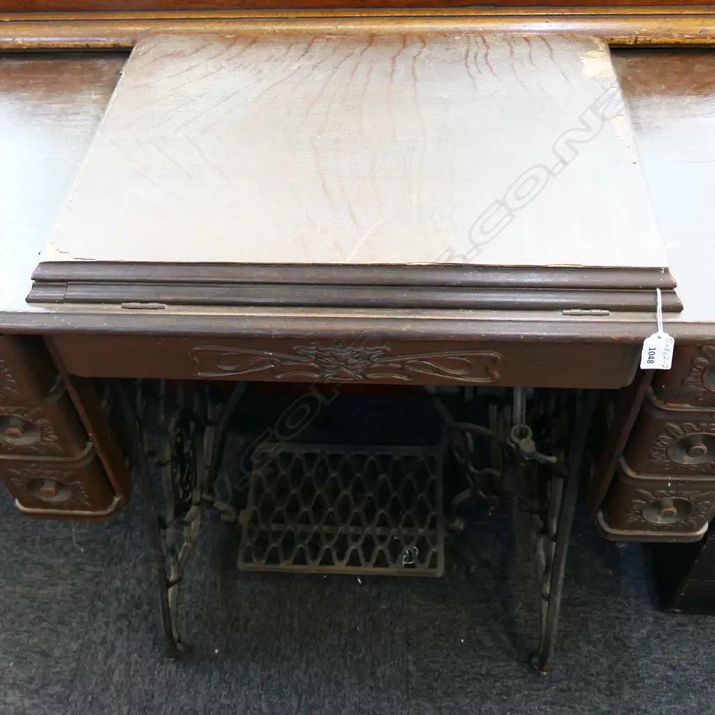 VINTAGE OAK SINGER TREADLE SEWING MACHINE (AF) Image 1++