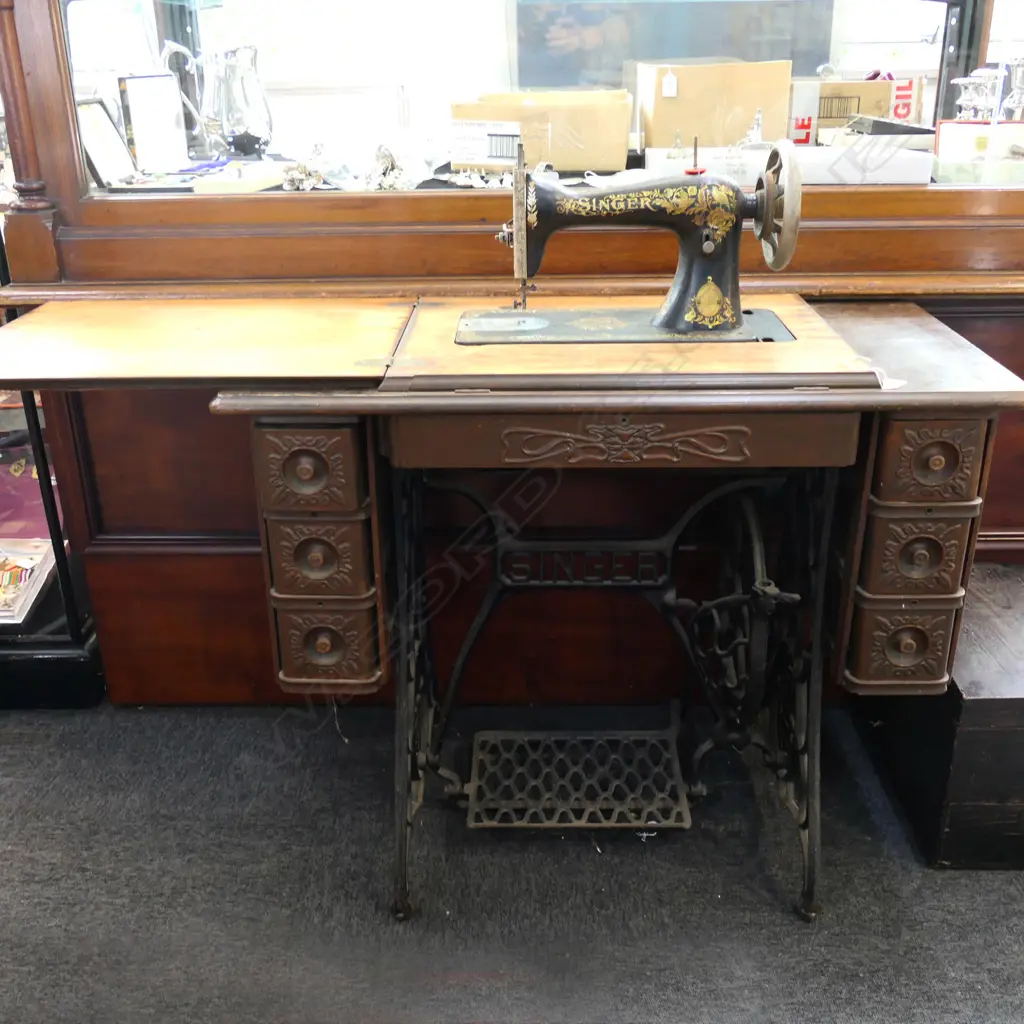 VINTAGE OAK SINGER TREADLE SEWING MACHINE (AF) Image 1++