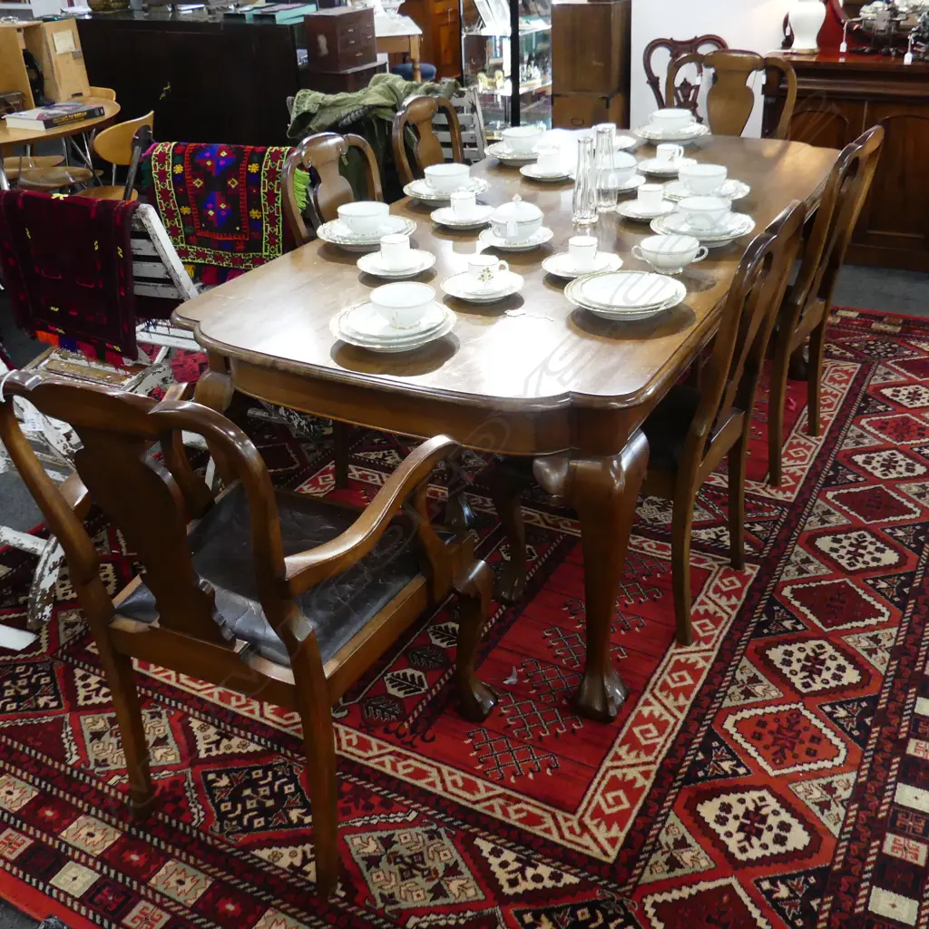CLAW FOOT DINING TABLE w. 6 CHAIRS(2 CARVERS) Image 1++